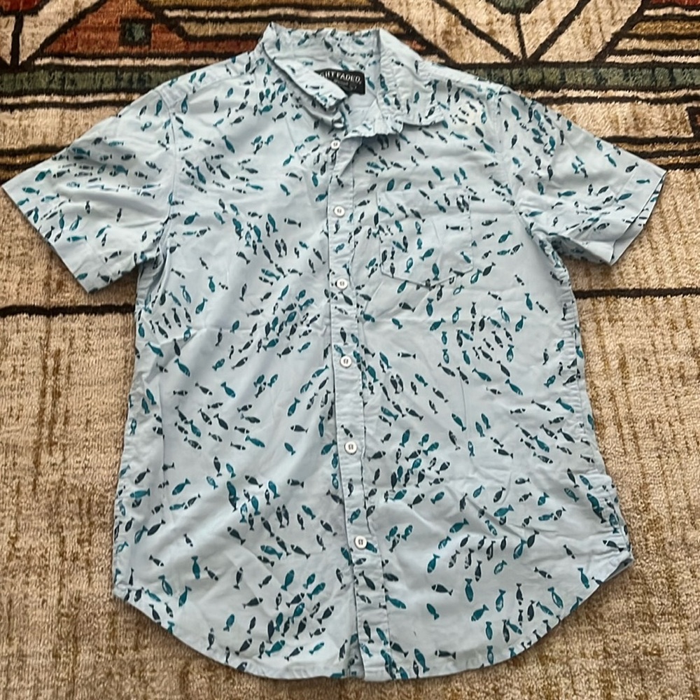 Straightfaded cotton fish button down